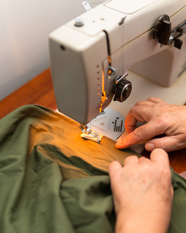 adult-uses-sewing-machine-in-home-studio-2026-01-07-06-46-10-utc ΜΑΖΕΜΑ ΩΜΟΥ|ΤΙΡΑΝΤΑΣ - Image 1