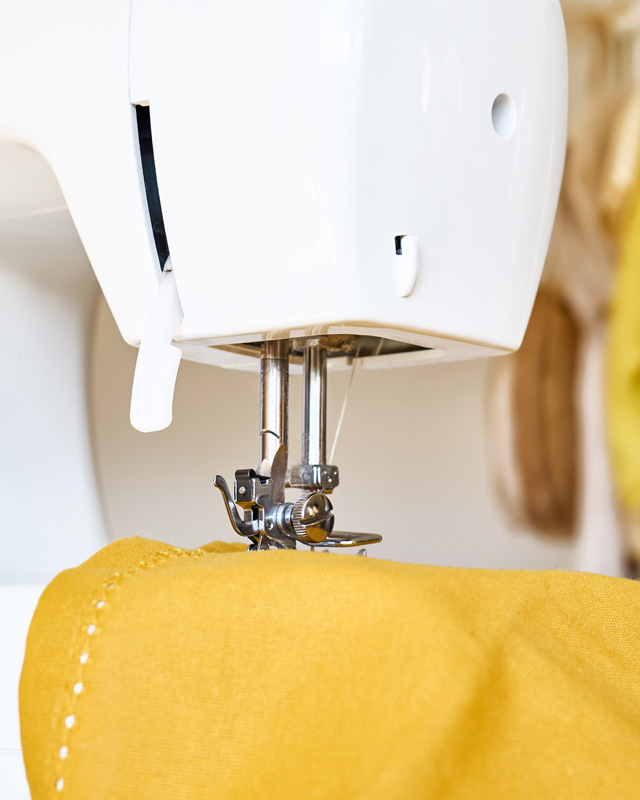 close-up-of-sewing-machine-with-yellow-linen-fabri-2026-03-19-22-07-12-utc ΜΑΚΡΕΜΑ ΜΗΚΟΥΣ ΑΠΟ ΠΑΝΩ - Image 1